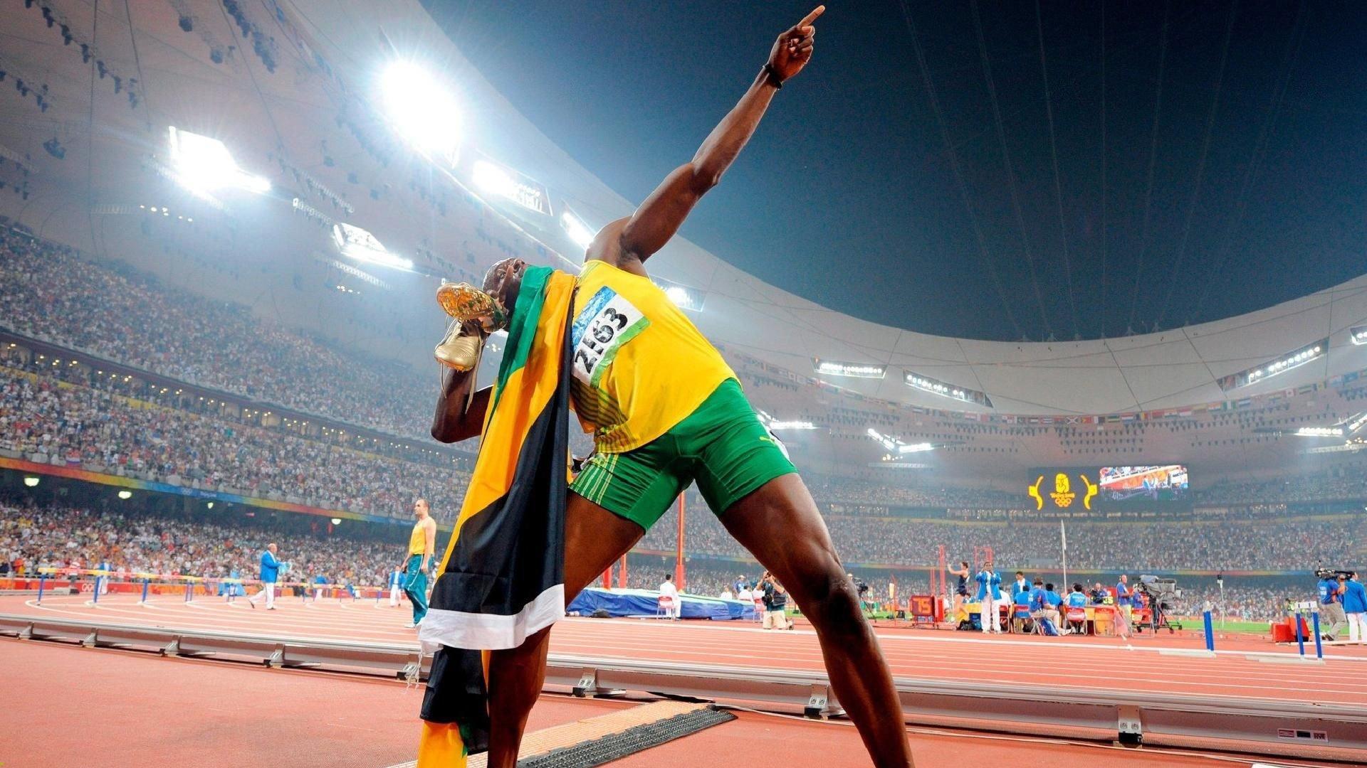 梅西梅开二度助迈阿密国际逆转取胜，球迷沸腾见证球王风采