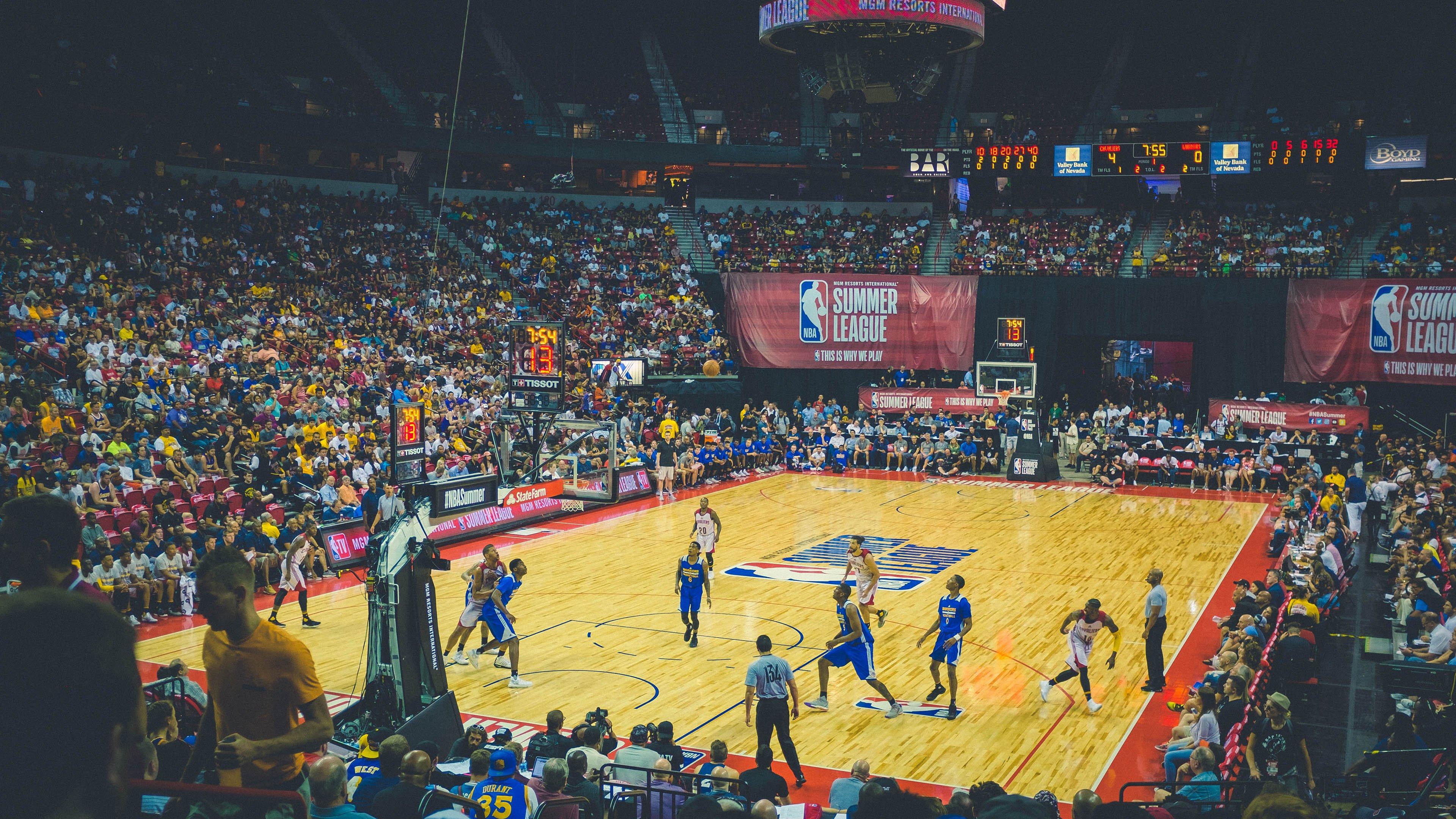 库里狂砍50分率勇士逆转取胜,三分雨浇灭对手反扑希望