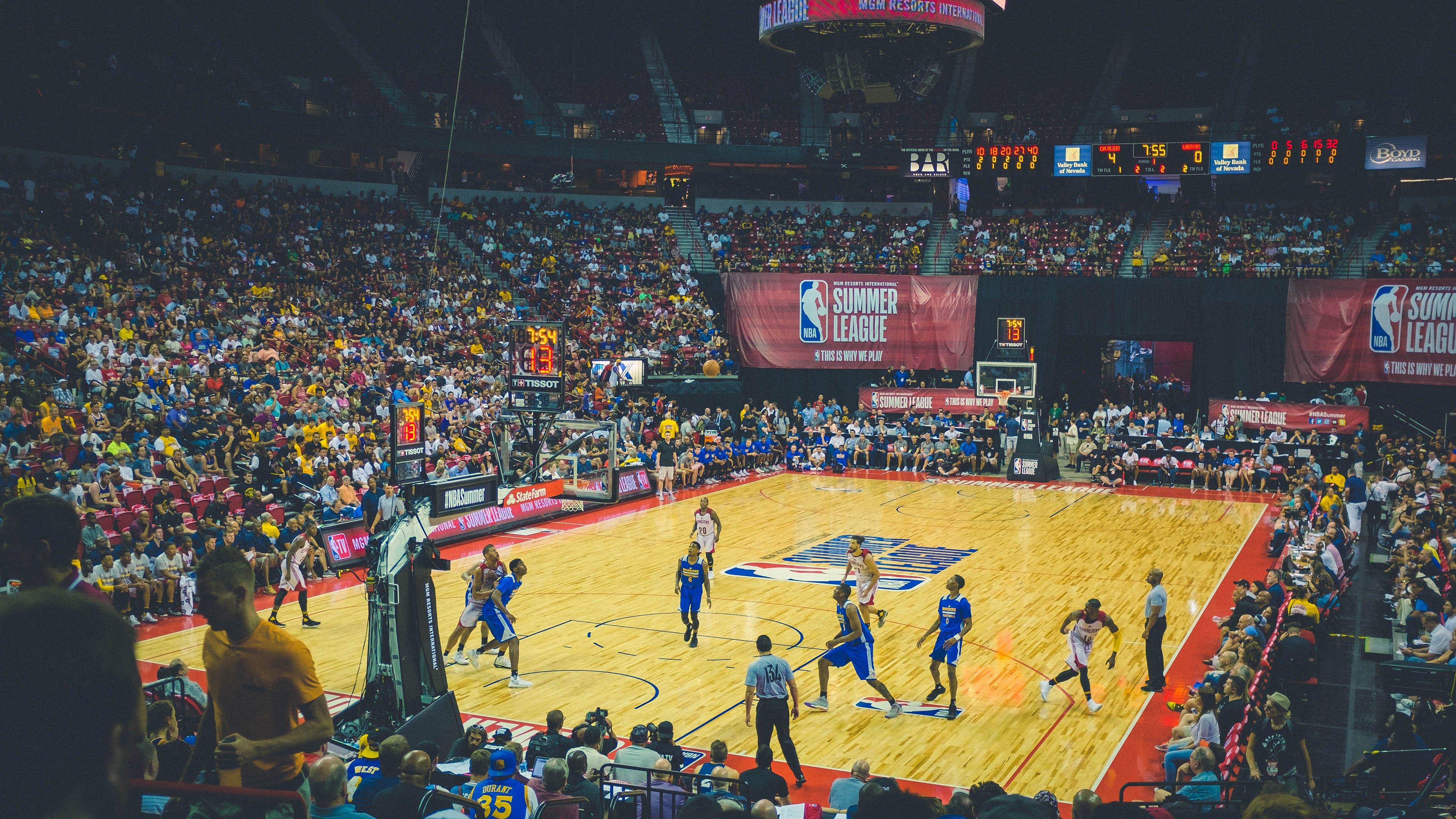 NBA总决赛激战正酣 勇士队逆转取胜夺赛点